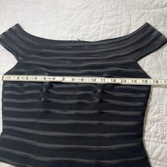 JS Collections Black Off Shoulder Bondage Top Striped Molded Cups Full Zip 8P - Picture 7 of 8